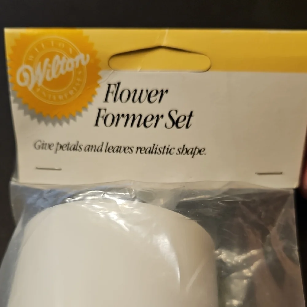 Wilton 9 pc Flower Former Set 11